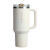 Vaso Stanley Quencher® ProTour 1180 ml de acero inoxidable reciclado aislado con pajita abatible Crema
