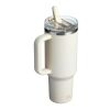 Vaso Stanley Quencher® ProTour 1180 ml de acero inoxidable reciclado aislado con pajita abatible Crema